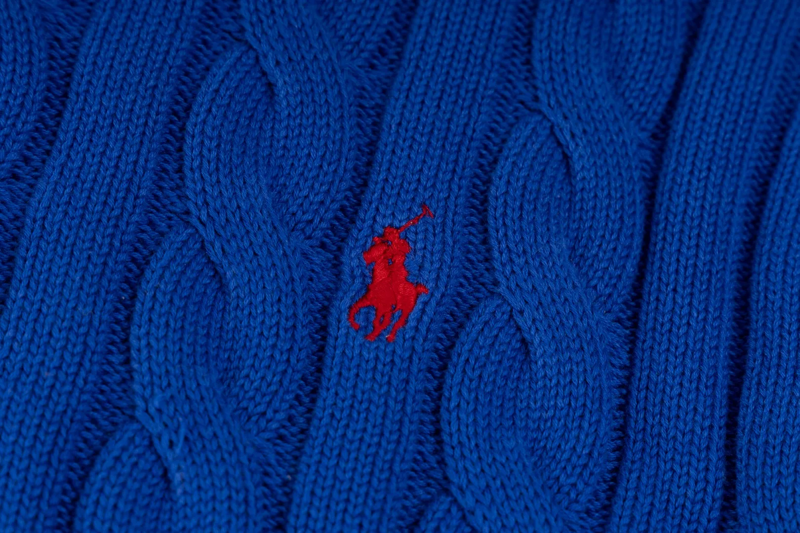 P220 #R91 RALPH LAUREN Ralph Lauren fourteen colors classic small label embroidery round neck pullover cable cardigan sweater men's top, high-density LOGO embroidery on the chest, original customization of tag accessories. Made of pure cotton yarn, pure cotton is skin-friendly and comfortable, small label war horse embroidered twist button round neck sweater 🐎 high quality, follow the blogger to learn how to wear it! Let’s buy a Ralph Lauren cable sweater. It’s a super hard-to-find series after it became popular. It’s hard to find one on the official website. It’s simple and practical to wear, with a lazy and loose feel. The thickened fabric has more texture, feels soft and delicate, and has a loose fit. Whether worn alone or layered, you can wear different styles of fashion with just one piece!   Size：XS S M L Sleeve length: 59/60/61/62/63